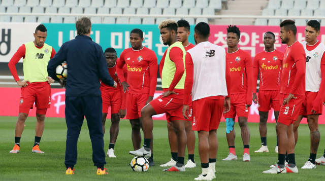 파나마 축구대표팀 게리 스템펠 감독이 한국과의 경기를 하루 앞둔 15일 오후 충남 천안종합운동장에서 훈련 시작 전 선수들과 대화하고 있다. 연합뉴스