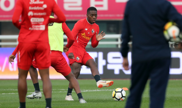 파나마 축구 대표팀 선수들이 한국과의 경기를 하루 앞둔 15일 오후 충남 천안종합운동장에서 훈련하고 있다. 연합뉴스