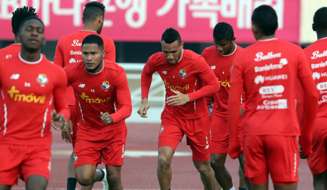 파나마 축구 대표팀 선수들이 한국과의 경기를 하루 앞둔 15일 오후 충남 천안종합운동장에서 훈련에 앞서 몸을 풀고 있다. 연합뉴스