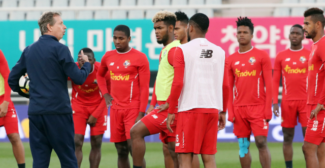 파나마 축구대표팀 게리 스템펠 감독이 한국과의 경기를 하루 앞둔 15일 오후 충남 천안종합운동장에서 훈련 시작 전 선수들과 대화하고 있다. 연합뉴스