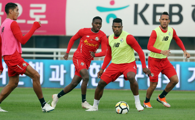 파나마 축구 대표팀 선수들이 한국과의 경기를 하루 앞둔 15일 오후 충남 천안종합운동장에서 훈련하고 있다. 연합뉴스