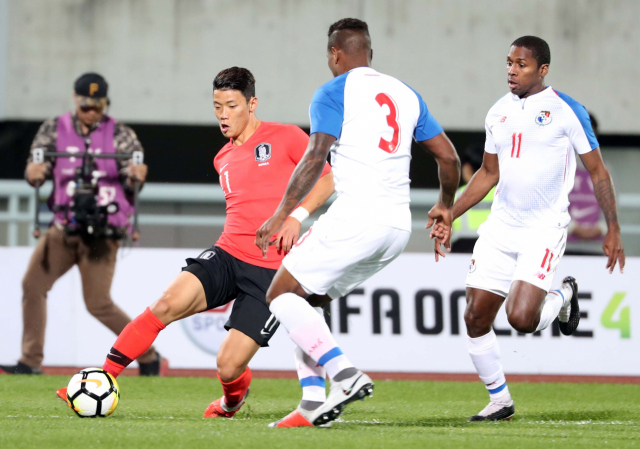 16일 오후 천안종합운동장에서 열린 축구대표팀 평가전 대한민국 대 파나마의 경기. 황희찬이 수비수를 따돌리고 돌파하고 있다. 연합뉴스