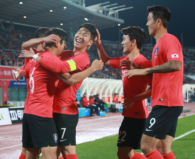 16일 오후 천안종합운동장에서 열린 축구대표팀 평가전 대한민국 대 파나마의 경기. 골을 넣은 박주호가 동료들과 기쁨을 나누고 있다 연합뉴스