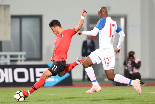 16일 오후 천안종합운동장에서 열린 축구대표팀 평가전 대한민국 대 파나마의 경기. 황희찬이 측면 돌파 후 슛을 시도하고 있다. 연합뉴스