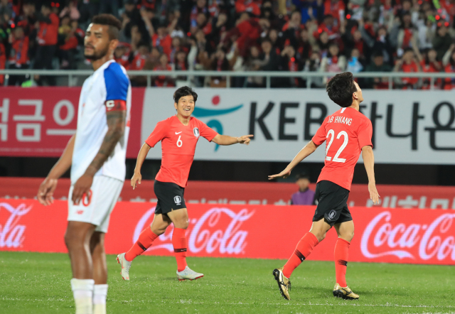 16일 오후 천안종합운동장에서 열린 축구대표팀 평가전 대한민국 대 파나마의 경기. 황인범이 골을 넣은 뒤 환호하고 있다. 연합뉴스