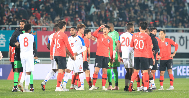 16일 오후 천안종합운동장에서 열린 축구대표팀 평가전 대한민국 대 파나마의 경기. 무승부로 경기가 끝나자, 선수들이 아쉬워하고 있다. 연합뉴스