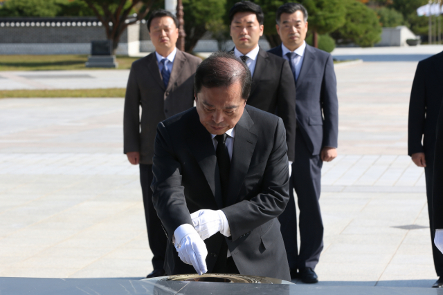 자유한국당 김병준 비상대책위원장이 17일 광주 북구 운정동 국립 5·18민주묘지를 찾아 분향하고 있다. 연합뉴스