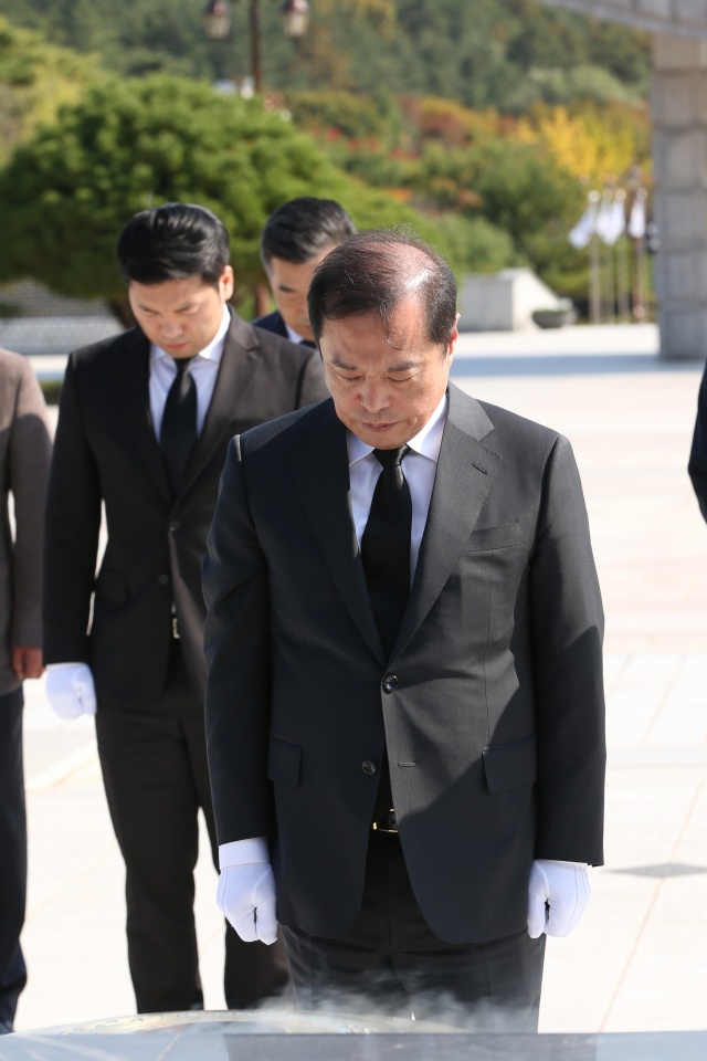 자유한국당 김병준 비상대책위원장이 17일 광주 북구 운정동 국립 5·18민주묘지를 찾아 분향 후 묵념하고 있다. 연합뉴스