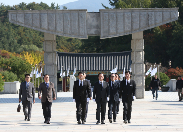 자유한국당 김병준 비상대책위원장이 17일 광주 북구 운정동 국립 5·18민주묘지를 찾아 참배단으로 걸어가고 있다. 연합뉴스