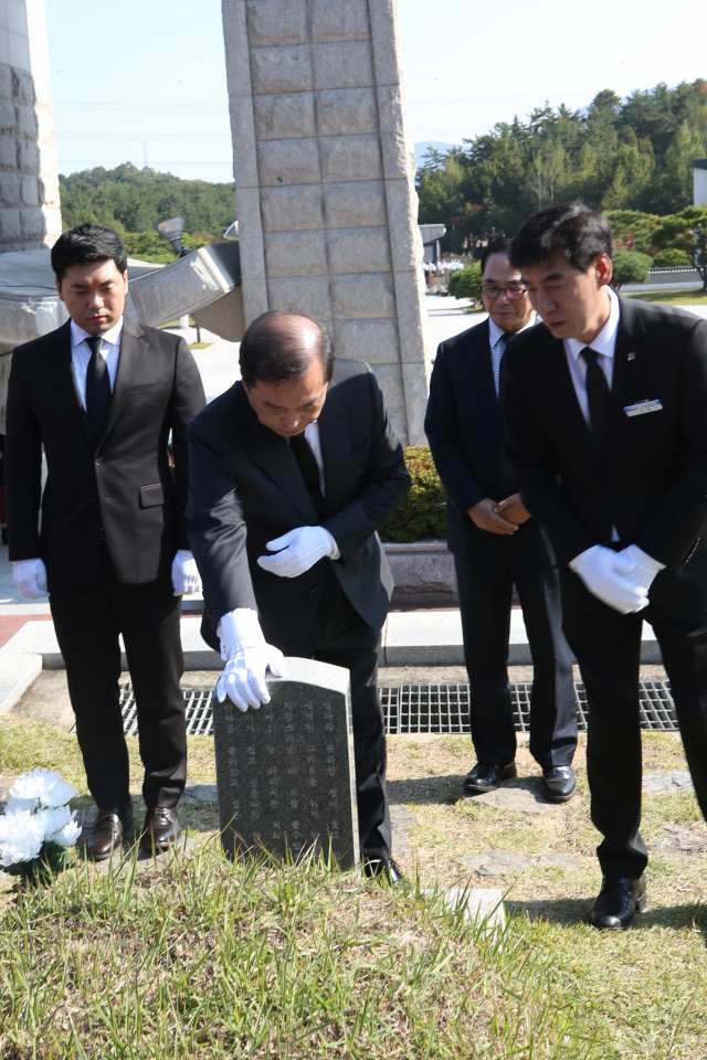 자유한국당 김병준 비상대책위원장이 17일 광주 북구 운정동 국립 5·18민주묘지를 찾아 김경철 열사의 묘소를 참배하고 있다. 연합뉴스