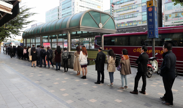 카카오의 카풀사업 진출에 반대하는 전국 택시업계 종사자들이 18일 하루 동안 운행중단에 나서면서 경기도 고양시 일산서구 대화역 앞 버스정류장에 시민들이 긴 줄을 서 버스를 기다리고 있다. 연합뉴스