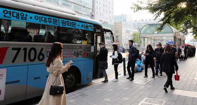 카카오의 카풀사업 진출에 반대하는 전국 택시업계 종사자들이 18일 하루 동안 운행중단에 나서면서 경기도 고양시 일산서구 대화역 앞 버스정류장에 시민들이 긴 줄을 서 버스에 탑승하고 있다. 연합뉴스