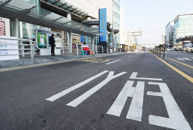 카카오 카풀 서비스 진출에 반대하는 택시업계 종사자들이 24시간 파업에 돌입한 18일 오전 경기도 수원시 팔달구 수원역 택시승강장에서 시민들이 택시를 기다리고 있다. 연합뉴스