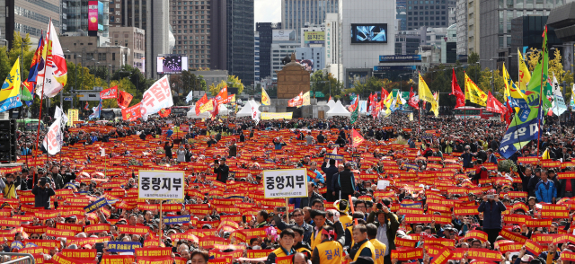 카카오의 카풀 서비스에 반대하는 전국 택시 산업 종사자들이 18일 서울 광화문광장에서 열린 