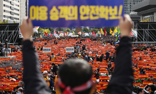 카카오의 카풀 서비스에 반대하는 전국 택시 산업 종사자들이 18일 서울 광화문광장에서 열린 