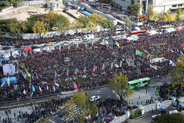 카카오의 카풀 서비스에 반대하는 전국의 많은 택시 산업 종사자들이 18일 오후 서울 광화문 광장에서 택시파업에 참가해 있다. 연합뉴스