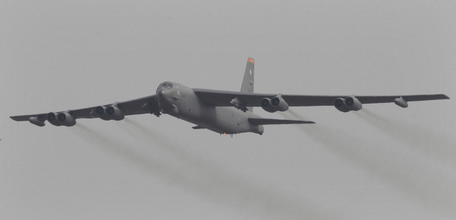 사진은 지난 2016년 1월10일 오산 공군기지 상공을 비행 중인 B-52 폭격기. 연합뉴스