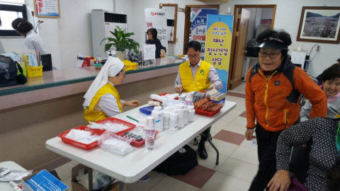 포항성모병원은 16일 영덕 강구보건지소에서 의료봉사활동을 진행한 뒤 성금을 전달했다. 병원제공