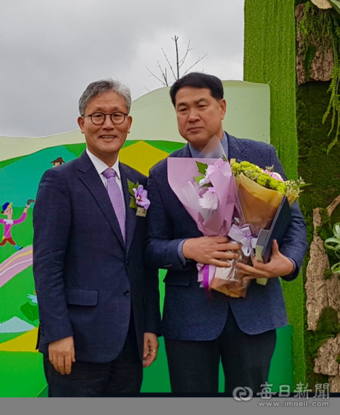 산의 날을 맞아 농림축산식품부 장관 표창 시상 후 기념촬영 중인 김재현 산림청장(왼쪽) 안동경찰서 김일현 경위(오른쪽). 남부지방산림청 제공