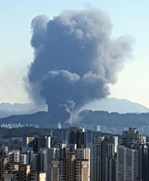 19일 오후 대전 관저체육관서 신축 공사장서 화재가 발생해 검은 연기가 솟구치고 있다. 연합뉴스