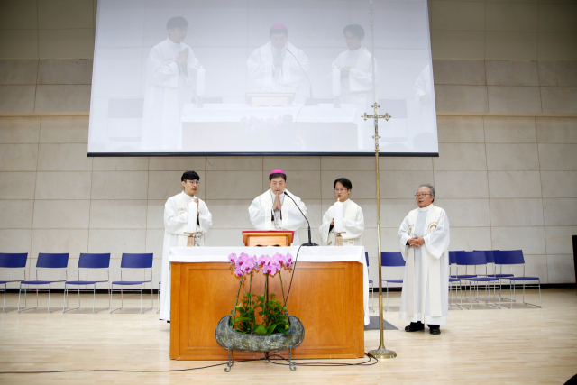 조환길 대주교가 천주교 대구대교구 제4대리구청 가톨릭교육원 축복식 미사를 집전하고 있다. 4대리구청 제공