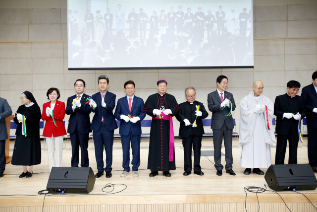 천주교 대구대교구 제4대리구청 가톨릭교육원 축복식에서 내빈들이 테이프커팅을 하고 있다. 4대리구청 제공