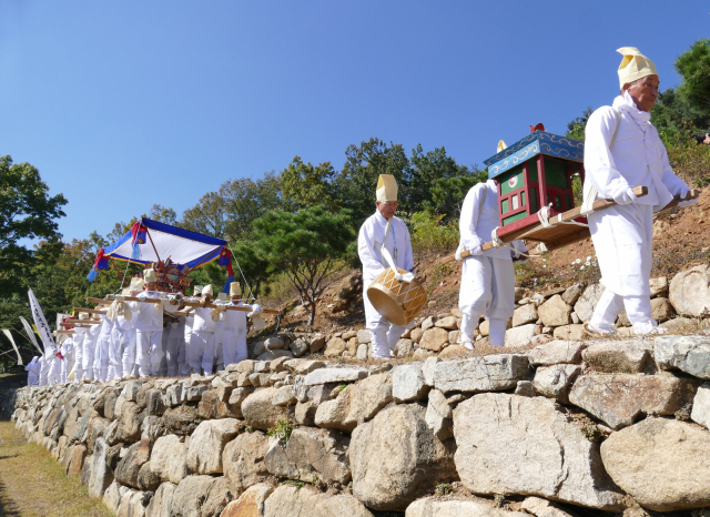 제5회 한국전통상례문화 국제학술대회 둘째 날 행사로 20일 경산 하양 무학산 