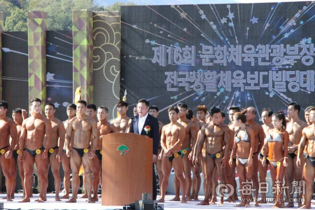 송석영 경북보디빌딩협회장이 선수들이 지켜보는 가운데 축사를 하고 있다. 마경대 기자