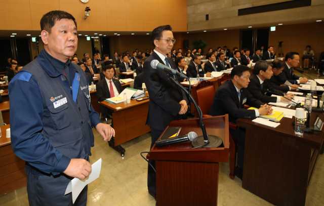 임한택 금속노조 한국GM지부 지부장(왼쪽부터)과 최종 한국GM 부사장이 22일 서울 중구 을지로 IBK기업은행에서 열린 국회 정무위원회의 예금보험공사, 한국산업은행, 중소기업은행, 서민금융진흥원 등에 대한 국정감사에서 의원 질의에 답하고 있다. 연합뉴스