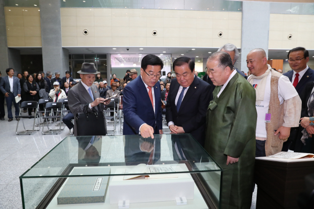 22일 김광림 자유한국당 국회의원(안동) 주최로 훈민정음(訓民正音) 해례본과 언해본 목판 판각 전체가 국회에서 전시됐다. 목판 판각 전체가 전시된 것은 이번이 사상 최초이다. 이번에 전시하는 훈민정음 복각 해례본은 1940년 안동에서 발견돼, 1962년 국보 제70호로 지정됐다. 1997년 10월 유네스코 세계기록유산으로 등록된 간송미술관 소장본을 정본으로 삼은 것이다. 목판으로 새겨 영구 보존하기 위해 2016년에 경상북도와 안동시, (사)유교문화보존회가 공동으로 복각한 것이며 