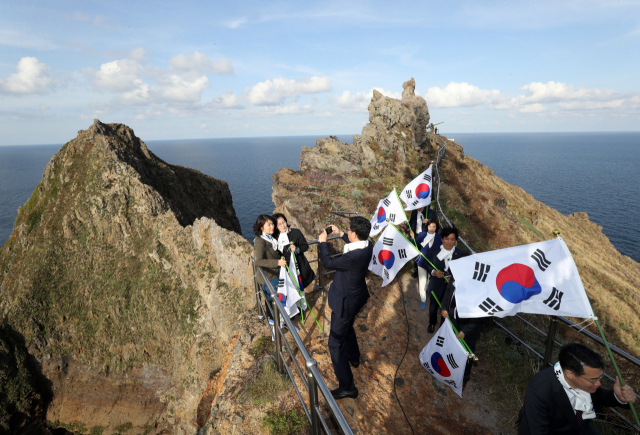 독도의 날(10월 25일)을 앞둔 22일 국회 교육위원회 소속 의원들이 국정감사 현장시찰 차원에서 독도를 방문해 둘러보고 있다. 이찬열 교육위원장은 