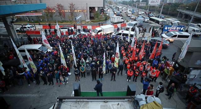 23일 오전 서울 동작구 노량진시장에서 구 시장 상인들이 수협의 명도 강제집행에 반대하는 집회를 하고 있다. 연합뉴스