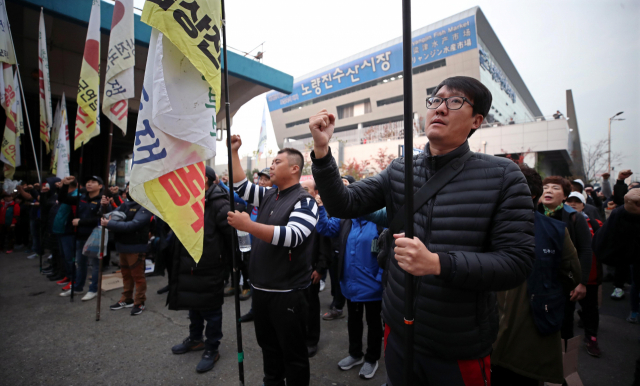 23일 오전 서울 동작구 노량진시장에서 구 시장 상인들이 수협의 명도 강제집행에 반대하는 집회를 하고 있다. 연합뉴스