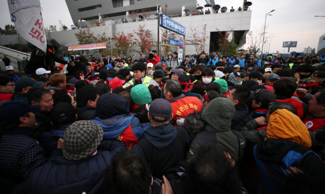 23일 오전 서울 동작구 노량진시장에서 구 시장 상인들이 수협의 명도 강제집행에 저항하며 충돌을 빚고 있다. 연합뉴스