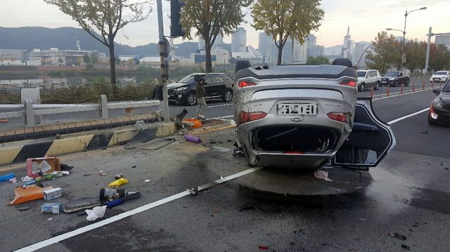 23일 오전 7시 25분께 대전 서구 만년동 갑천도시고속화도로 문예지하차도(월평동 방향) 입구에서 싼타페 차량이 지하차도 입구에 설치된 구조물을 들이받고 전복되는 사고가 났다. 이 사고로 1시간가량 출근길 정체를 빚었다. 연합뉴스