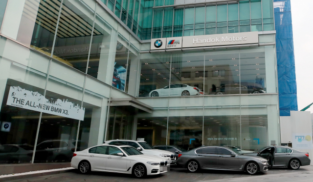 23일 서울 시내 한 BMW 전시장 앞에 BMW 차량들이 주차돼 있다. 국토교통부는 민관합동조사단이 조사 과정에서 새롭게 화재 가능성을 발견한 BMW 118d 7천222대를 비롯해 미니쿠퍼 D 컨트리맨·클럽맨·페이스맨 등 52개 차종 6만5천763대에 대해 BMW가 리콜을 결정했다고 23일 밝혔다. 연합뉴스