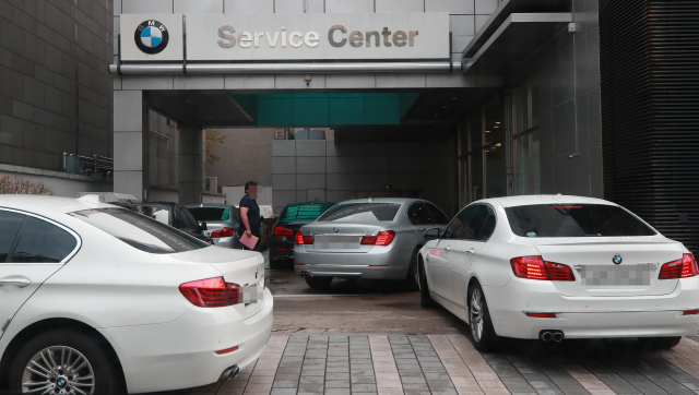 23일 서울 시내 한 BMW 서비스센터에서 차량들이 입고 대기하고 있다. 국토교통부는 민관합동조사단이 조사 과정에서 새롭게 화재 가능성을 발견한 BMW 118d 7천222대를 비롯해 미니쿠퍼 D 컨트리맨·클럽맨·페이스맨 등 52개 차종 6만5천763대에 대해 BMW가 리콜을 결정했다고 23일 밝혔다. 연합뉴스