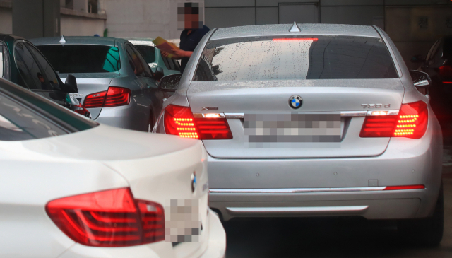 23일 서울 시내 한 BMW 서비스센터에서 차량들이 입고 대기하고 있다. 국토교통부는 민관합동조사단이 조사 과정에서 새롭게 화재 가능성을 발견한 BMW 118d 7천222대를 비롯해 미니쿠퍼 D 컨트리맨·클럽맨·페이스맨 등 52개 차종 6만5천763대에 대해 BMW가 리콜을 결정했다고 23일 밝혔다. 연합뉴스