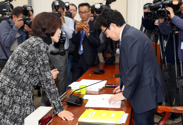 조명래 환경부 장관 후보자(오른쪽)가 23일 오전 국회 환경노동위원회 회의실에서 열린 자신의 인사청문회에서 자료제출 문제로 청문회가 시작도 못 하고 정회되자 더불어민주당 한정애 간사와 얘기하고 있다. 연합뉴스