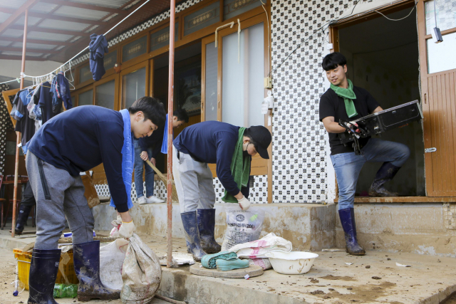 계명문화대는 소방환경안전과 학생들이 태풍 콩레이로 직격탄을 맞은 경북 영덕군 강구면 한 침수 가구를 찾아 피해 복구 봉사활동을 벌였다고 18일 밝혔다. 연합뉴스