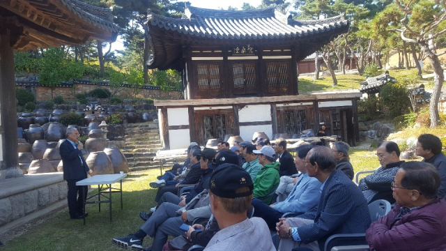 대구경북언론인회 회원들이 24일 구미 선산읍 영남유교문화진흥원(원장 노진환)에서 특강을 들으며 