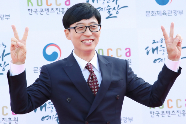 방송인 유재석이 24일 오후 서울 송파구 올림픽공원에서 열린 2018 대한민국 대중문화예술상 레드카펫 행사에서 포즈를 취하고 있다. 연합뉴스