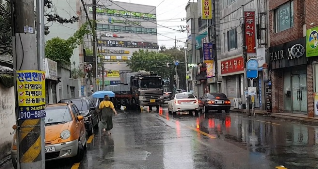 대구 동구청이 인도가 없고 시내버스 등 대형 차량이 지나는 탓에 교통사고 위험이 높다는 민원이 잦았던 해안지구 일대 도로를 국비 등 20억원을 들여 개선한다. 해당 도로의 모습. 대구 동구청 제공.