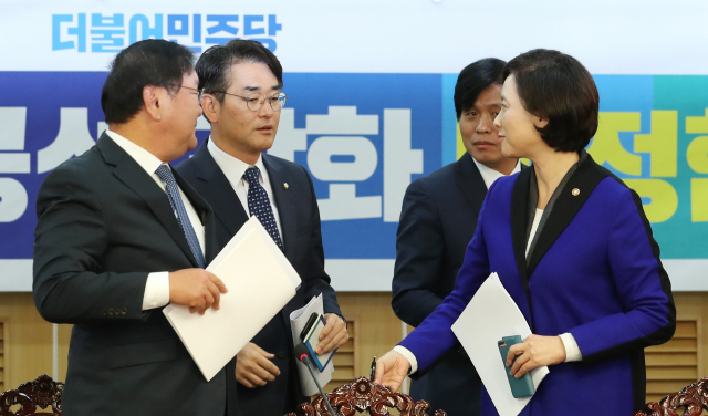 25일 오전 국회 의원회관에서 열린 유치원 공공성 강화 당정협의 결과 발표를 마친 더불어민주당 김태년 정책위의장(왼쪽부터), 박용진 의원, 조승래 교육위 간사, 유은혜 사회부총리 겸 교육부 장관이 대화하고 있다. 연합뉴스