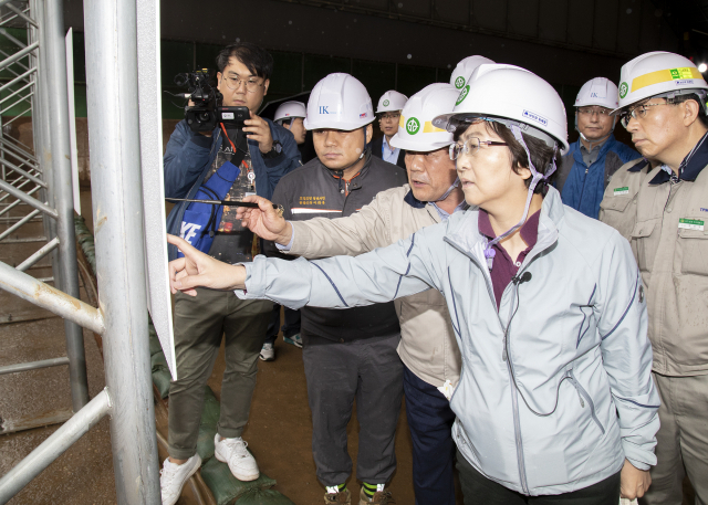 김은경 환경부 장관이 경북 봉화군 석포면 ㈜영풍석포제련소 폐수처리장을 방문하여 폐수처리공정을 점검하고 있다. 연합뉴스