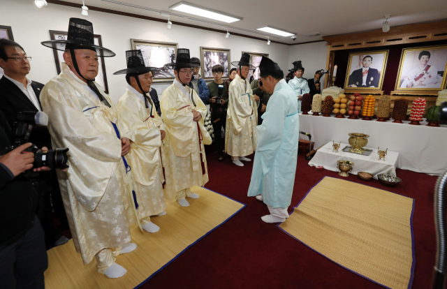 26일 오전 경북 구미 박정희 생가에서 열린 박정희 전 대통령 39주기 추도식에 앞서 이철우 경북도지사가 초헌관을 맡아 추모제를 지내고 있다. 연합뉴스