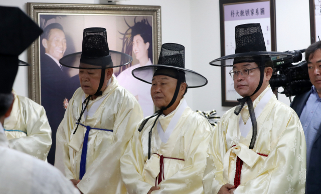 26일 오전 경북 구미 박정희 생가에서 열린 박정희 전 대통령 39주기 추도식에 앞서 이철우 경북도지사가 초헌관을 맡아 추모제를 지내고 있다. 연합뉴스