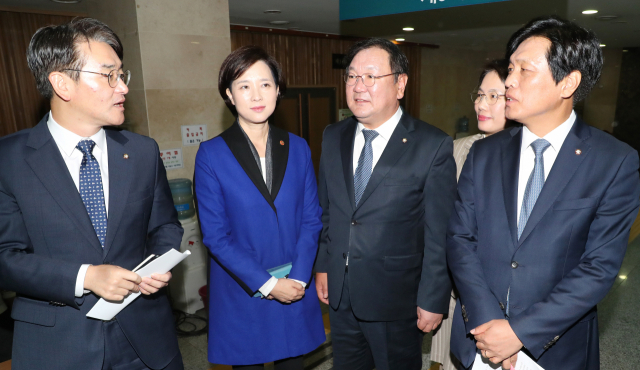 25일 오전 국회 의원회관에서 열린 유치원 공공성 강화 당정협의 결과 발표를 마친 더불어민주당 박용진 의원(왼쪽부터), 유은혜 사회부총리 겸 교육부 장관, 김태년 정책위의장, 박춘란 교육부 차관, 조승래 교육위 간사가 대화하고 있다. 연합뉴스