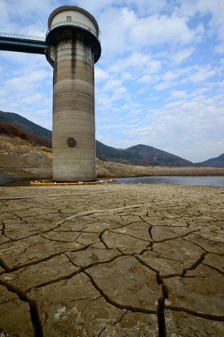 과거 가뭄 때 바닥이 드러낸 청도 운문댐. 매일신문DB