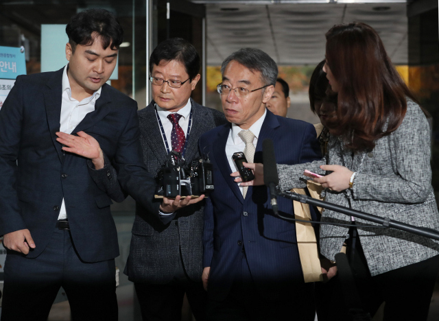 사법행정권 남용 의혹의 핵심 인물로 꼽히는 임종헌 전 법원행정처 차장이 26일 오전 서울 서초구 서울중앙지법에서 열린 영장실질심사에 출석하고 있다. 연합뉴스